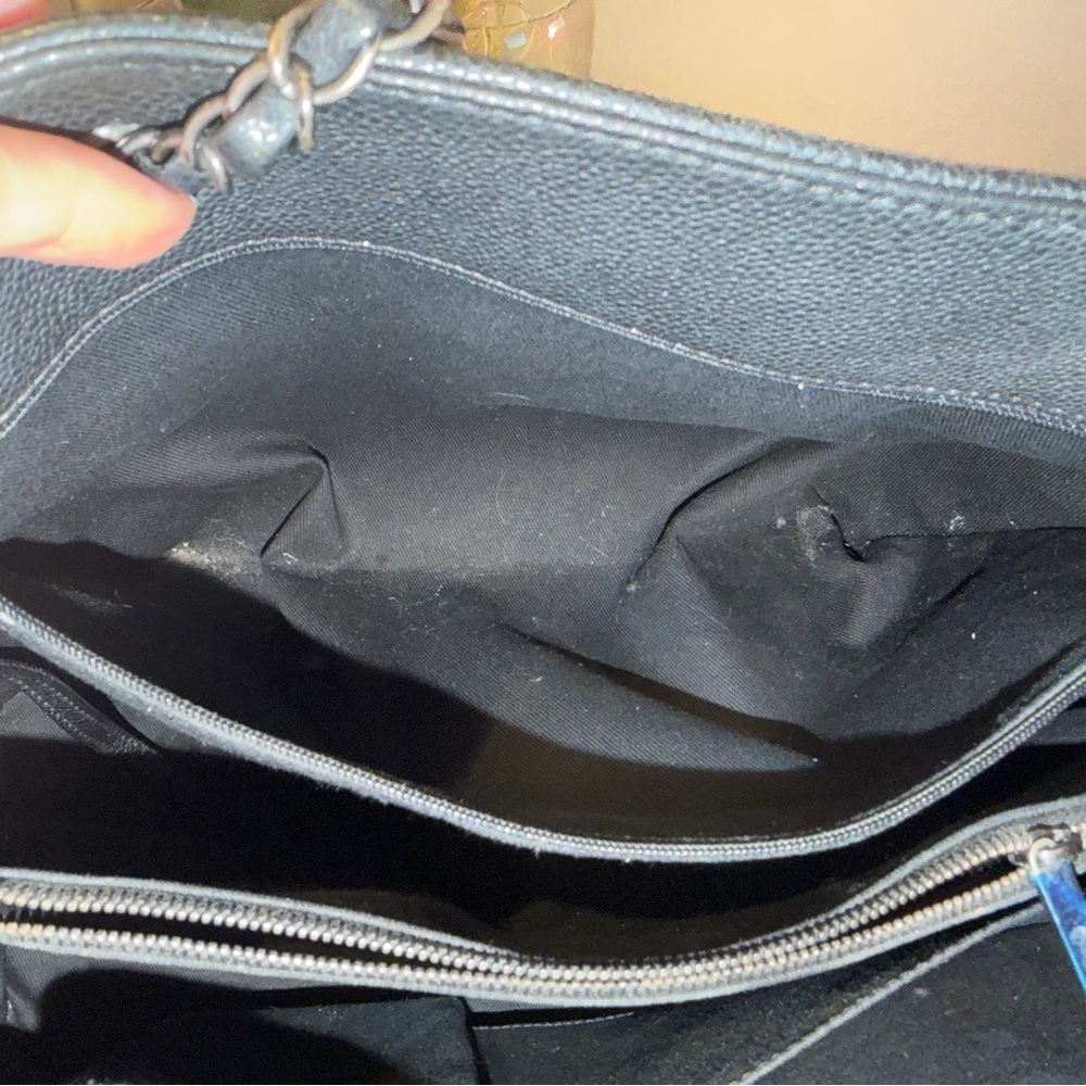 CHANEL Elegant Black Leather Shoulder Bag - Picture 9 of 10